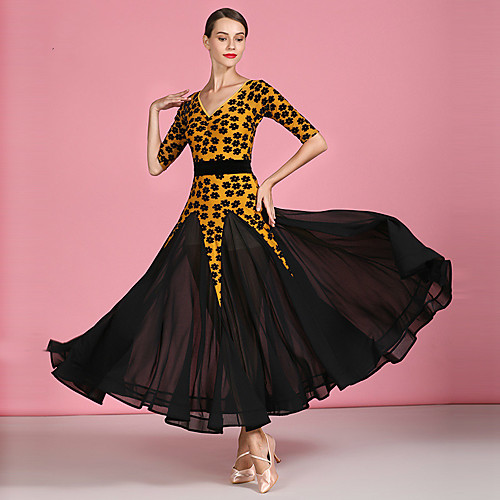 Ballroom Dance Dress Scattered Bead Floral Motif Style Pleats Women's Training Performance Half Sleeve Natural Mesh Corduroy
Ballroom Dance Dress Scattered Bead Floral Motif Style Pleats Women's Training Performance Half Sleeve Natural Mesh Corduroy