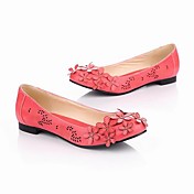 Leatherette Low Heel Closed Toe Shoes With Flower (More Colors)