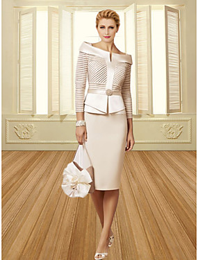 baratos Casamentos &amp; Festas-Tubinho Bateau Neck Até os Joelhos Cetim Manga 3/4 Elegante / Vintage / Tamanhos Grandes Vestido Para Mãe dos Noivos com Faixa / Fita / Detalhes em Cristal 2020