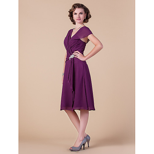

A-Line Mother of the Bride Dress Open Back V Neck Knee Length Chiffon Short Sleeve with Criss Cross Ruched Crystal Brooch 2021