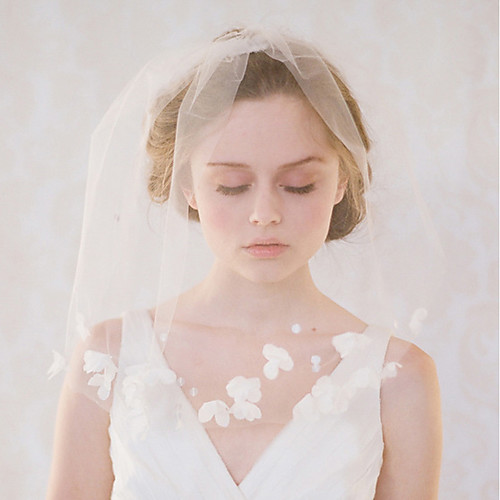 

One-tier Vintage Style / Classic Style Wedding Veil Shoulder Veils with Petal / Solid Tulle / Drop Veil