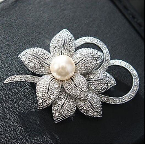 

Women's Synthetic Diamond Brooches Classic Flower Shape Classic Basic Brooch Jewelry White / Sliver For Party Graduation Gift Daily Festival