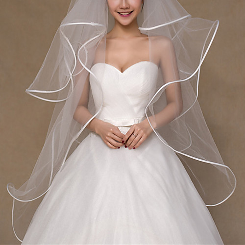 

Three-tier Classic Style / Lace Wedding Veil Fingertip Veils with Solid 59.06 in (150cm) POLY / Lace