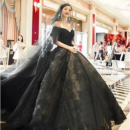 

Ball Gown Wedding Dresses Off Shoulder Court Train Lace Tulle Short Sleeve Sexy Black Modern with Lace Appliques 2020