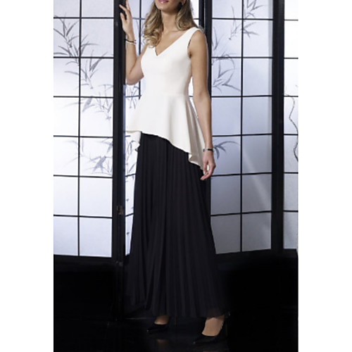 

A-Line Mother of the Bride Dress Elegant V Neck Floor Length Chiffon Stretch Satin Jersey Sleeveless with Pleats Ruffles 2021