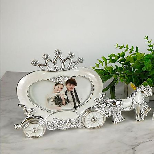 

White princess carriage wedding photo frame European style creative stage