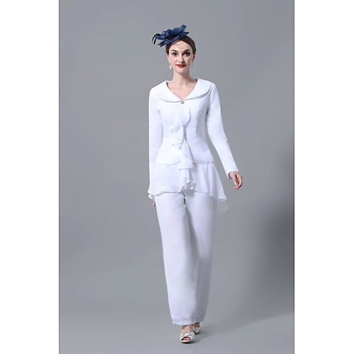 

Pantsuit / Jumpsuit Mother of the Bride Dress Plus Size Elegant V Neck Floor Length Polyester Long Sleeve with Lace 2021