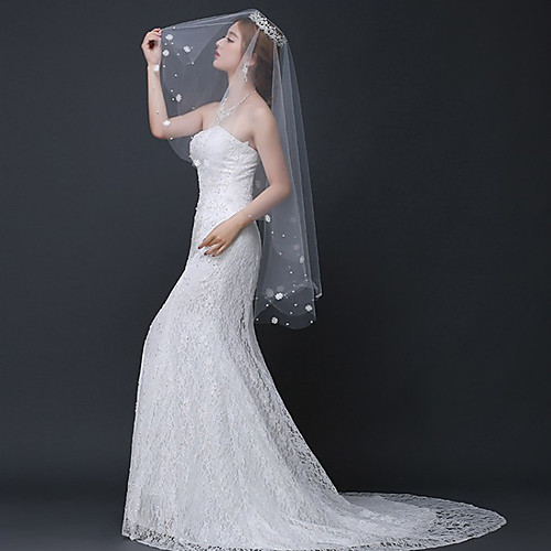 

One-tier Flower Style / Basic Wedding Veil Fingertip Veils with Faux Pearl / Petal / Beading 59.06 in (150cm) Tulle