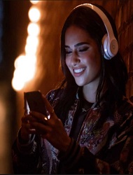 Ακουστικά στο αυτί και στο α...